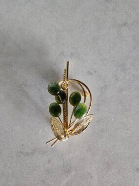 RARE AND VINTAGE NEPHRITE JADE AND GOLD-FILLED FILIGREE BROOCH / PIN